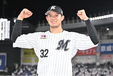サヨナラの右前適時打を放ちガッツポーズを決める佐藤（撮影・開出牧）