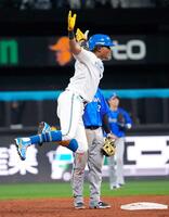 　７回、決勝となる２点打を放ち、跳び上がって喜ぶ水谷