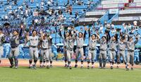 試合に勝利し喜ぶ慶大ナイン（撮影・石井剣太郎）