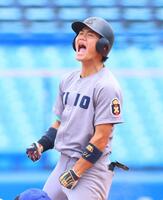 １回、先制適時二塁打を放った慶応大・今津慶介（撮影・石井剣太郎）