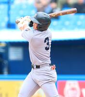 ３回、２ランを放つ慶大・吉野太陽（撮影・石井剣太郎）