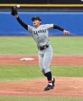 １回、金沢学院大・今岡拓夢がジャンプするも関大・米沢友翔捕れず（撮影・持木克友）