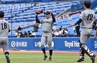金沢学院大を破り、ガッツポーズする関大・百合沢飛（左から２人目）＝撮影・持木克友