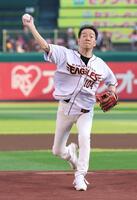 セレモニアルピッチを務める田原俊彦