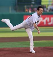 セレモニアルピッチを務める田原俊彦（撮影・金田祐二）
