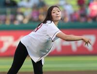 始球式を務める小林美駒騎手（撮影・金田祐二）