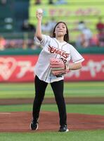 始球式を務める小林美駒騎手（撮影・金田祐二）