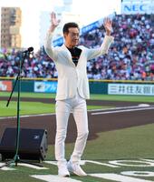 国歌独唱を務めた田原俊彦（撮影・金田祐二）