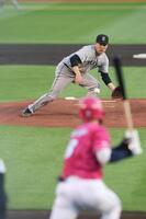 １回、辰己に投手強襲の先制適時打を浴びる田中将（撮影・金田祐二）