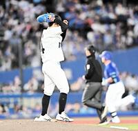 ４回、細川（後方）に中越えソロを打たれたロッテ・小島和哉投手＝ＺＯＺＯマリンスタジアム（撮影・開出牧）