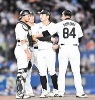 ６回途中降板に納得いかない表情の小島（中央）＝撮影・開出牧