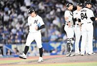 ６回途中で降板した小島（手前）＝撮影・開出牧