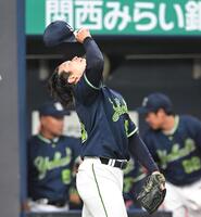 ５回、連打を浴び天を仰ぐ下川（撮影・飯室逸平）