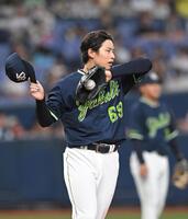 ５回、マウンドで汗をぬぐう下川（撮影・飯室逸平）
