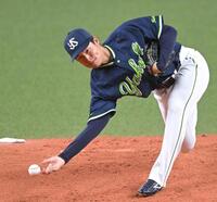 力投するヤクルト先発の下川（撮影・飯室逸平）