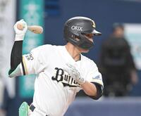 ７回、右前適時打を放つ西川（撮影・飯室逸平）