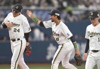 勝利を喜ぶ宗（中央）らオリックスナイン（撮影・飯室逸平）