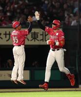 ６回、中越え３ランを放ったマッカスカー（撮影・金田祐二）