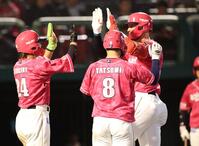 ６回、中越え３ランを放ち迎えられるマッカスカー（撮影・金田祐二）