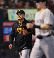厳しい表情の橋上監督代行（撮影・金田祐二）