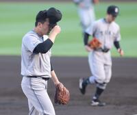 １回、４点を失いがっくりベンチに戻る巨人・田中将大（撮影・金田祐二）