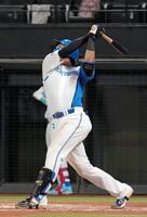 ６回、野村が先制の右犠飛を放つ