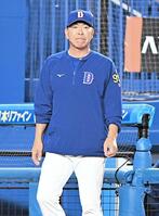 ９回、投手交代を告げる井上監督（撮影・開出牧）