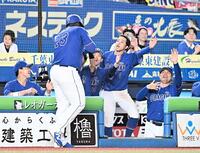 ８回、同点の左越えソロを放ちナインとタッチを交わすサノー（左手前）＝撮影・開出牧