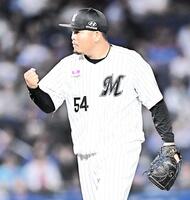 １０回、サノーを右飛に打ち取りガッツポーズを決める沢田（撮影・開出牧）
