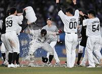 １０回、サヨナラの右前適時打を放ちナインから手洗い祝福を受ける佐藤都志也（中央）＝撮影・開出牧