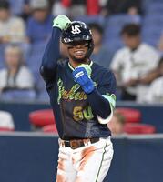 １回、安打を放ちポーズを決めるモンテル（撮影・飯室逸平）