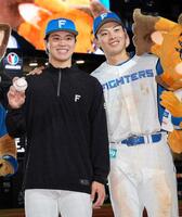 ヒーローインタビューを終え、ポーズをとる孫易磊（左）と野村