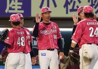 ウイニングボールを手にン心を迎える塩川監督代行（撮影・金田祐二）