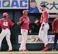 初勝利でナインと笑顔の塩川監督代行（撮影・金田祐二）