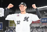 サヨナラの右前適時打を放ちガッツポーズを決める佐藤（撮影・開出牧）