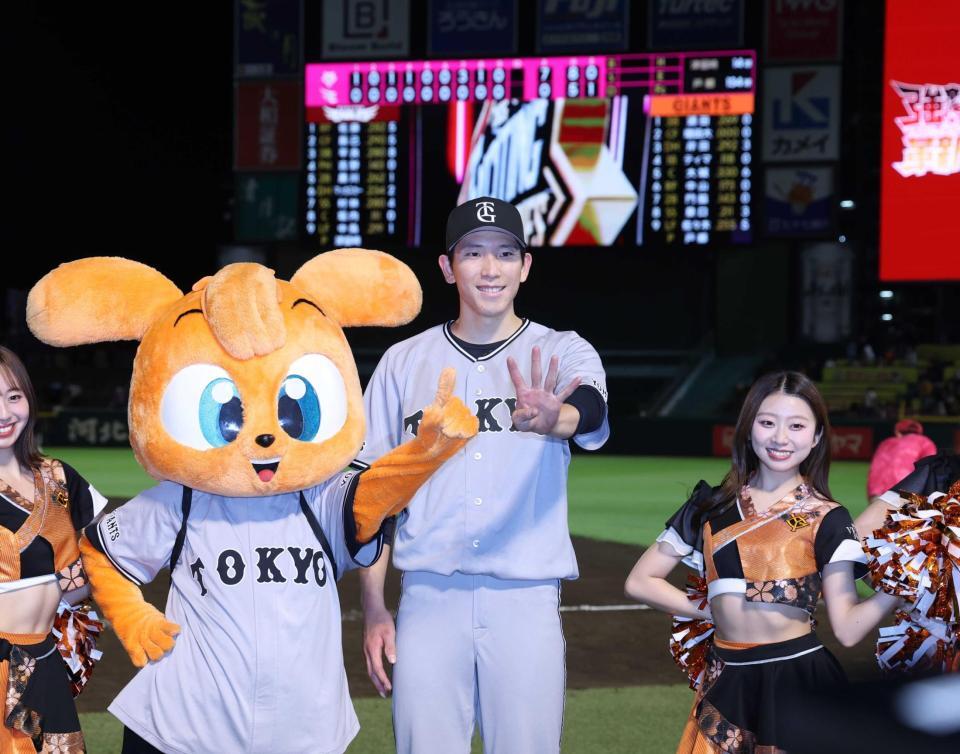 　完封勝利で笑顔の戸郷（撮影・金田祐二）