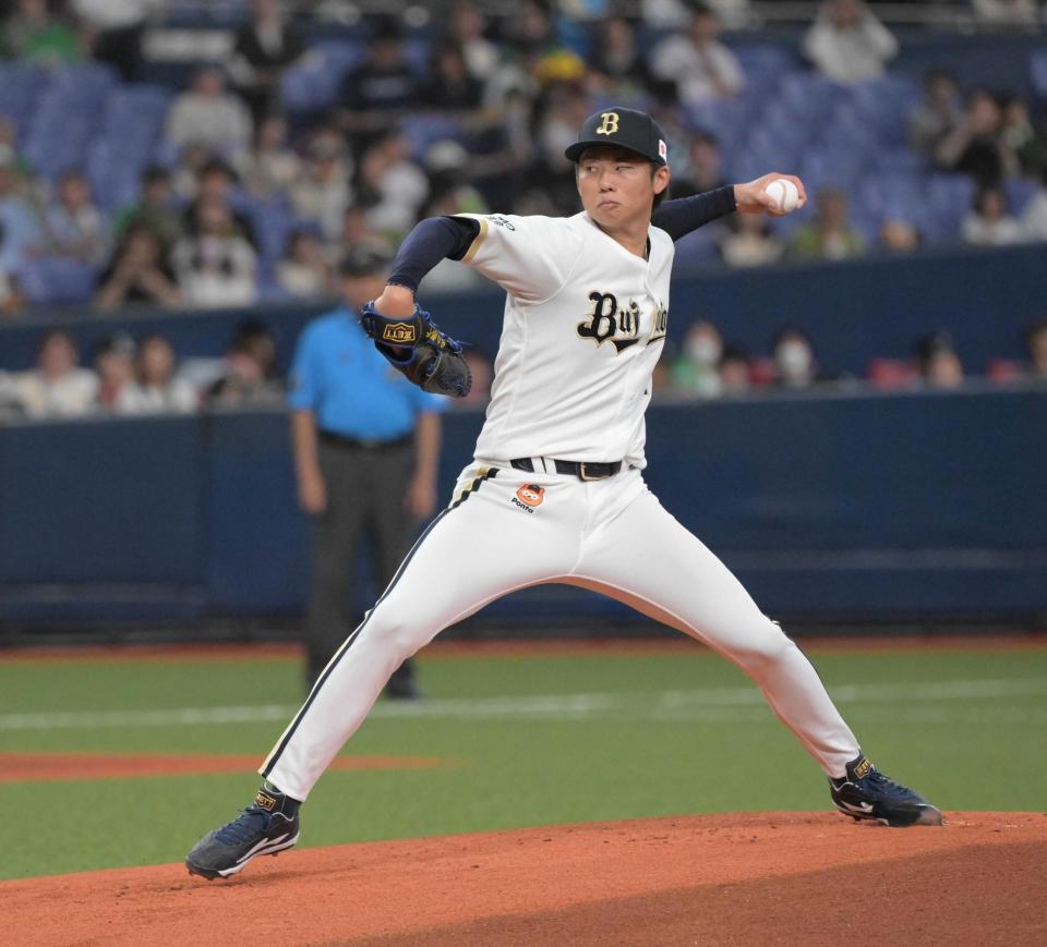 　力強く投げ込む曽谷（撮影・金居みつよし）
