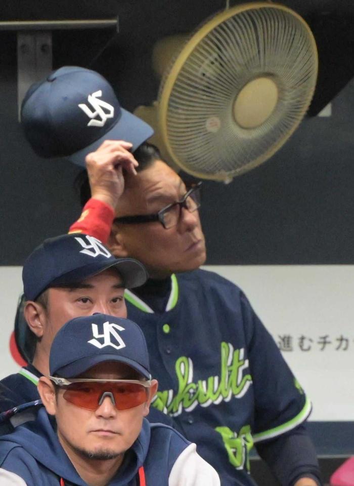 　９回、オリックスに連敗し頭をかく池山監督