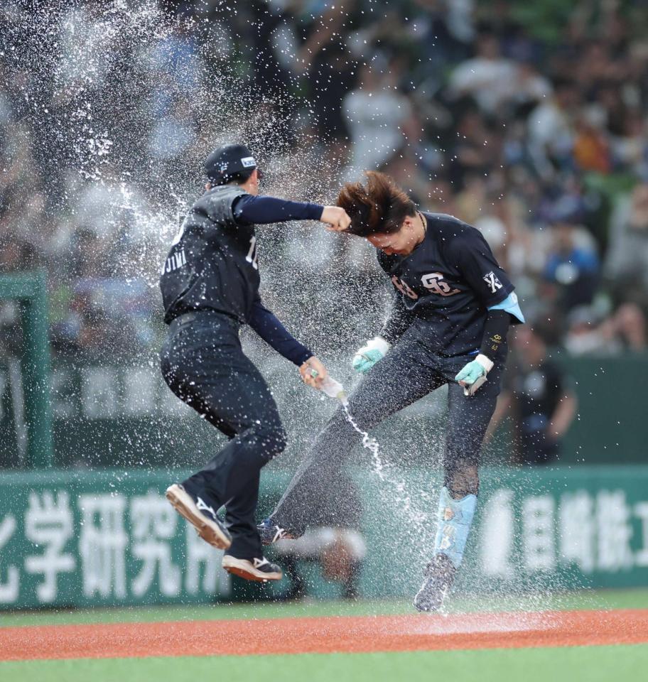 　サヨナラ打を放ち、小島（左）から手荒い祝福を受ける長谷川