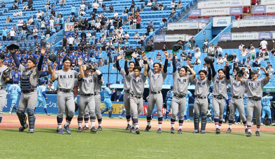 試合に勝利し喜ぶ慶大ナイン（撮影・石井剣太郎）