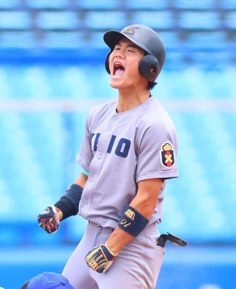 １回、先制適時二塁打を放った慶応大・今津慶介（撮影・石井剣太郎）
