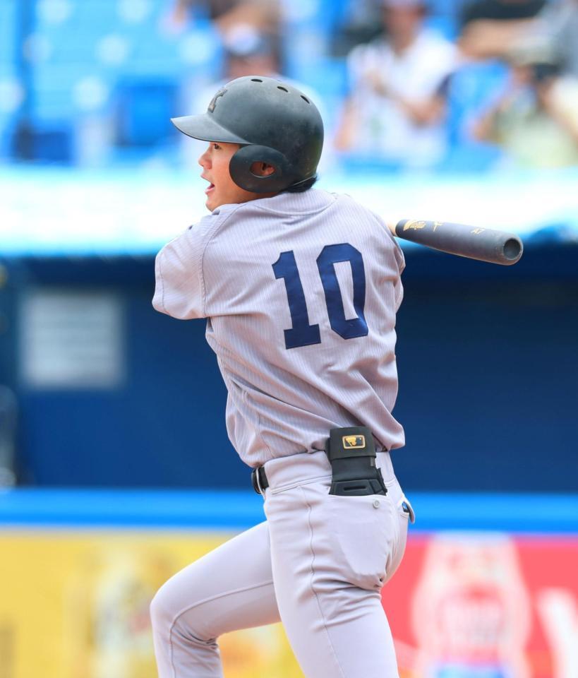 １回、先制適時二塁打を放つ慶応大・今津慶介（撮影・石井剣太郎）