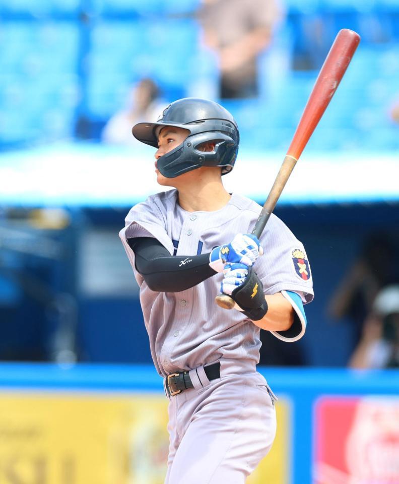 ６回、適時打を放つ慶大・林純司（撮影・石井剣太郎）