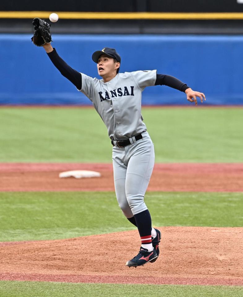 １回、金沢学院大・今岡拓夢がジャンプするも関大・米沢友翔捕れず（撮影・持木克友）