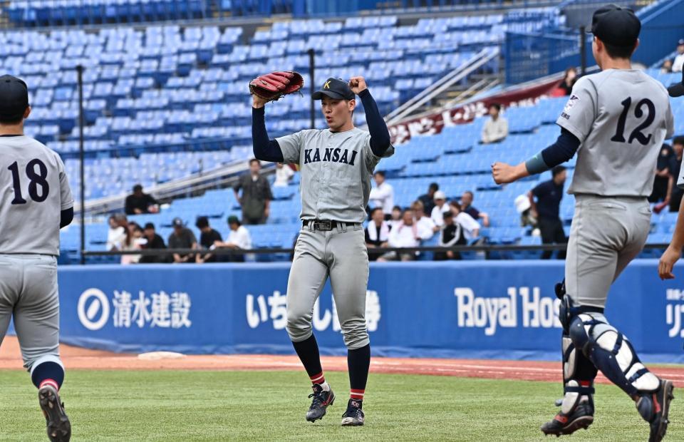 金沢学院大を破り、ガッツポーズする関大・百合沢飛（左から２人目）＝撮影・持木克友