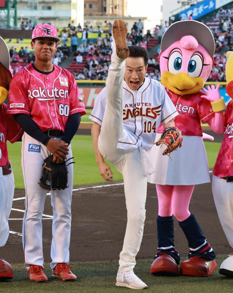 始球式でキックを披露する田原俊彦