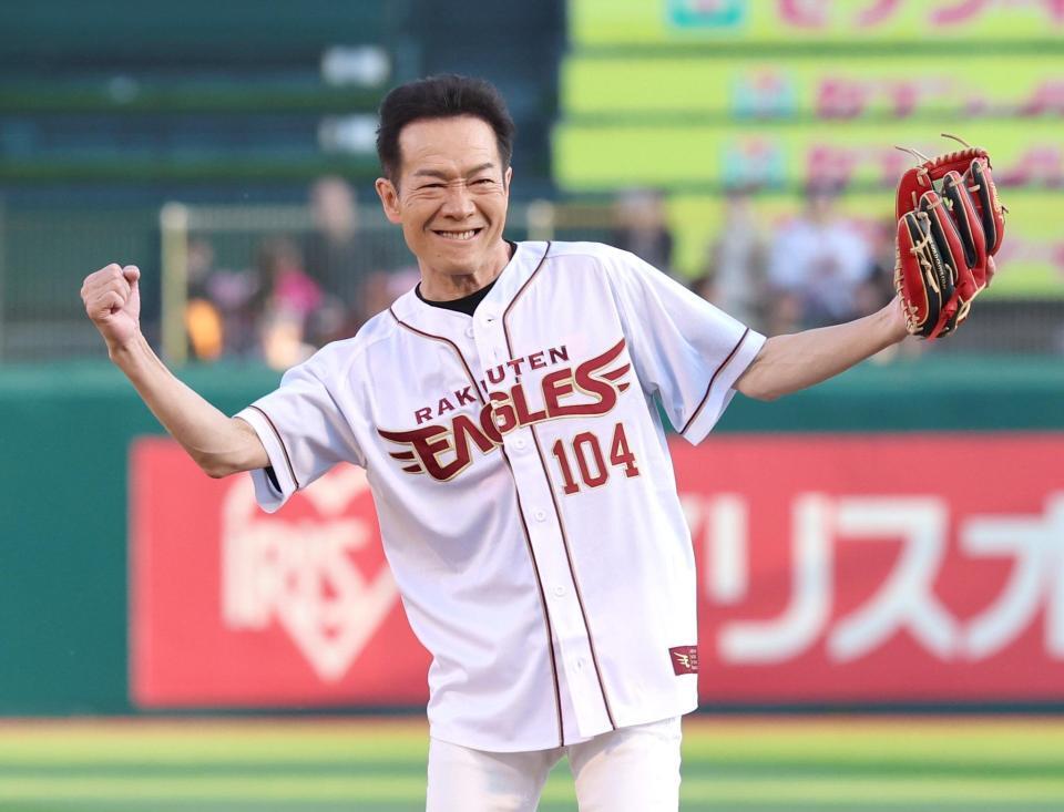 セレモニアルピッチを務めた田原俊彦
