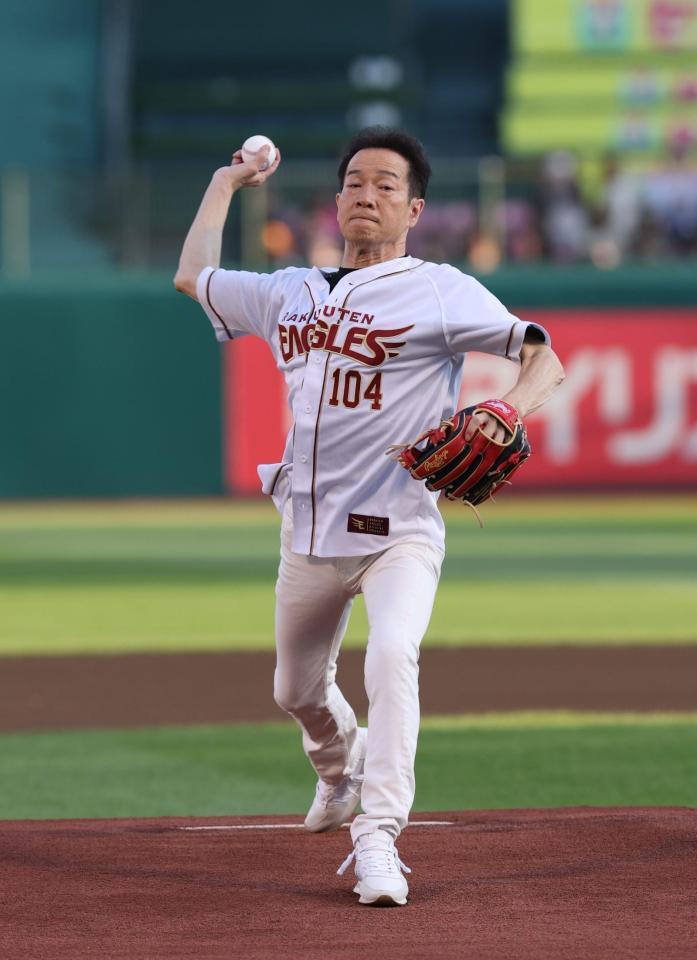 セレモニアルピッチを務める田原俊彦（撮影・金田祐二）