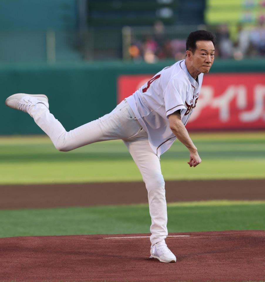 セレモニアルピッチを務める田原俊彦（撮影・金田祐二）