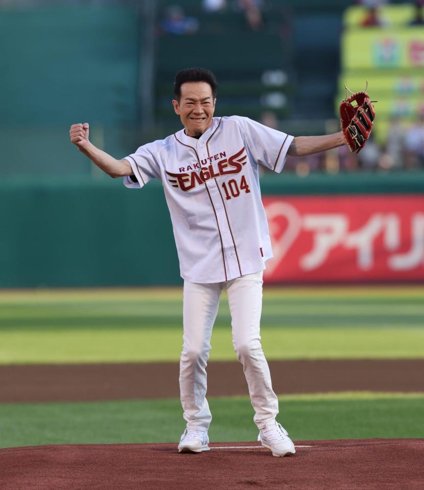 セレモニアルピッチを務める田原俊彦（撮影・金田祐二）